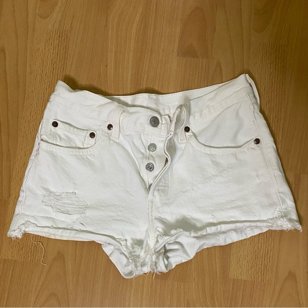 26W Levi’s high wasted 501 white shorts